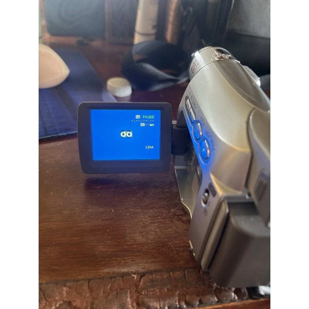Canon ZR100 MiniDV Camcorder – Tested & Working – w/ Case, Manual, Charger